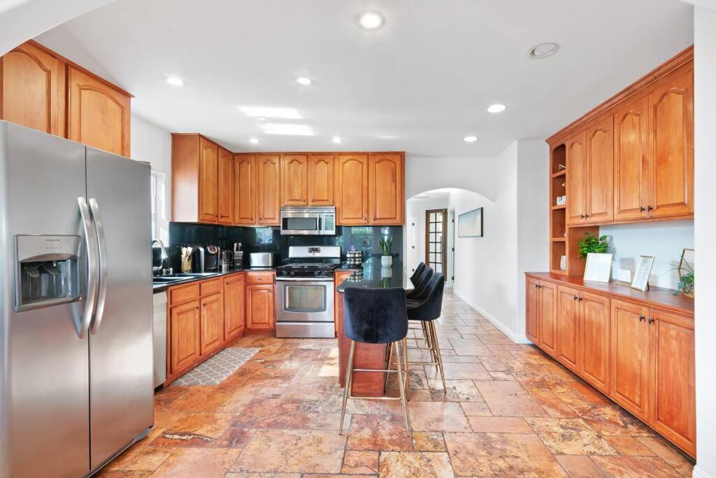 Beverly Grove Spanish Oasis with Pool and detached Guest House