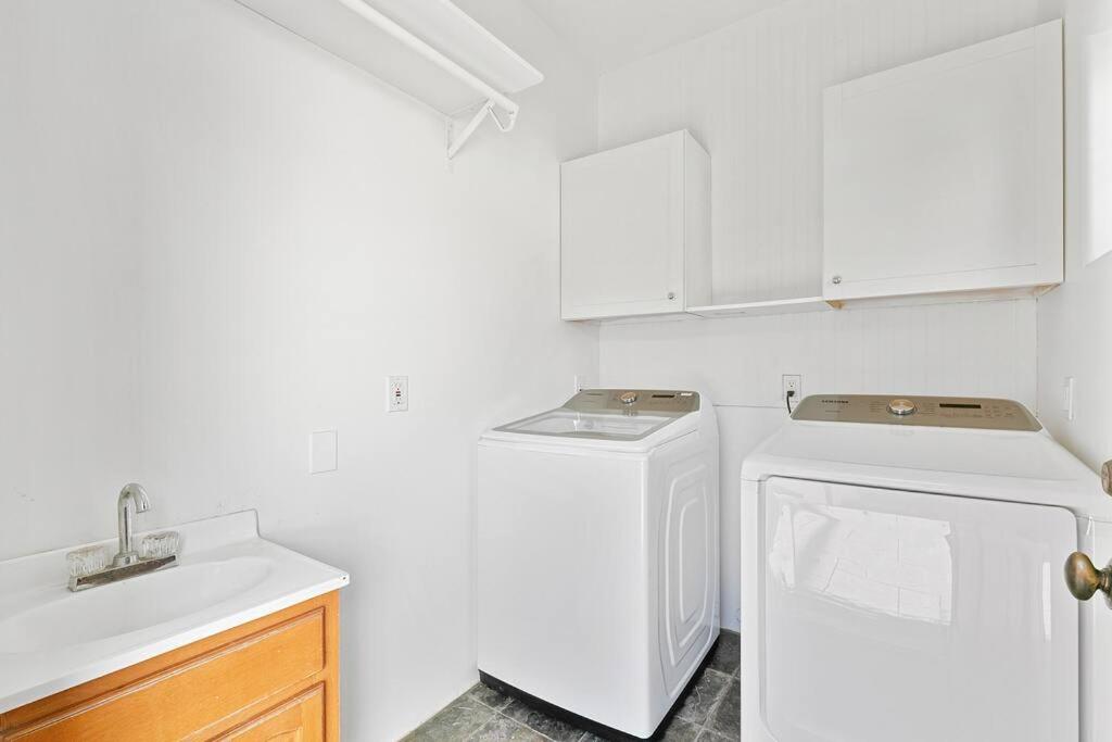 Beverly Grove Spanish Oasis with Pool and detached Guest House
