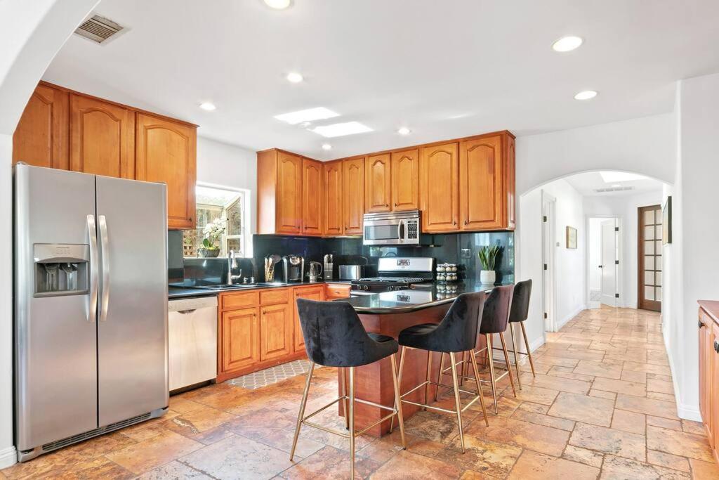 Beverly Grove Spanish Oasis with Pool and detached Guest House