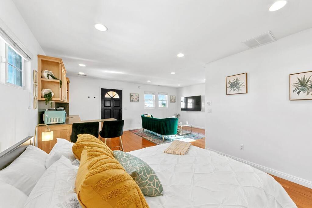 Beverly Grove Spanish Oasis with Pool and detached Guest House