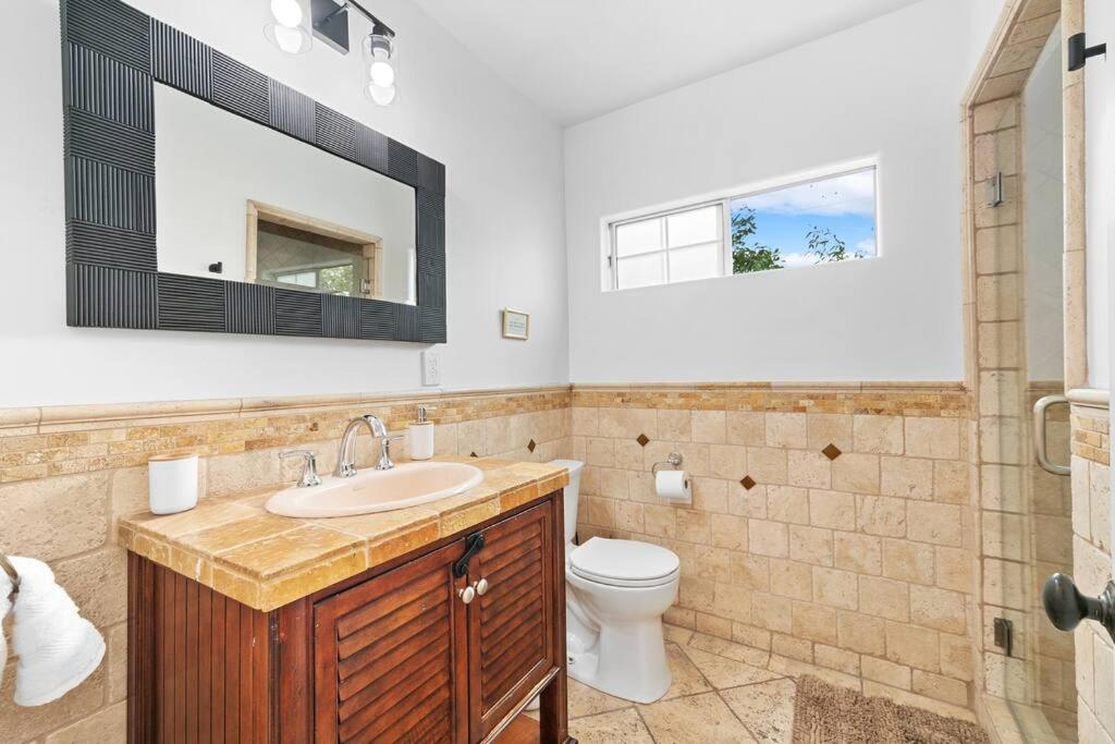 Beverly Grove Spanish Oasis with Pool and detached Guest House