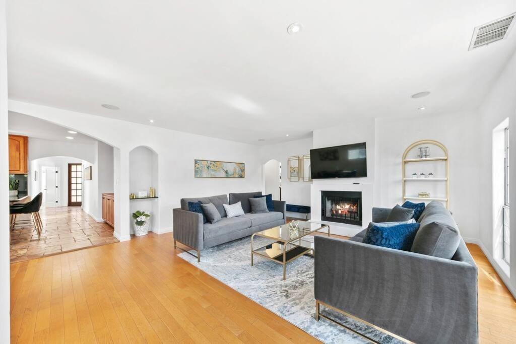 Beverly Grove Spanish Oasis with Pool and detached Guest House