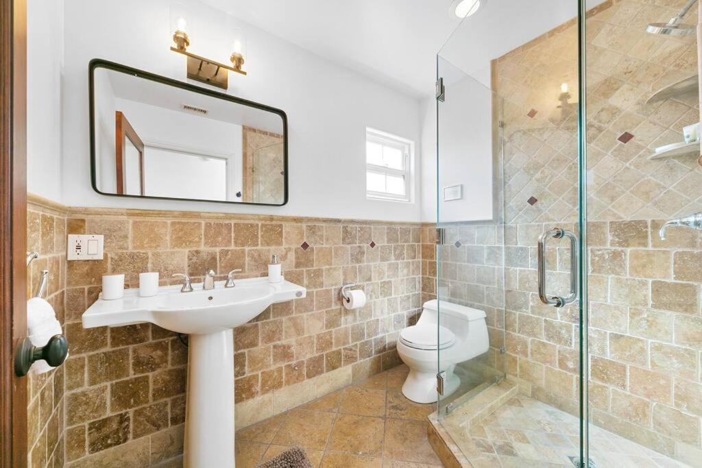 Beverly Grove Spanish Oasis with Pool and detached Guest House