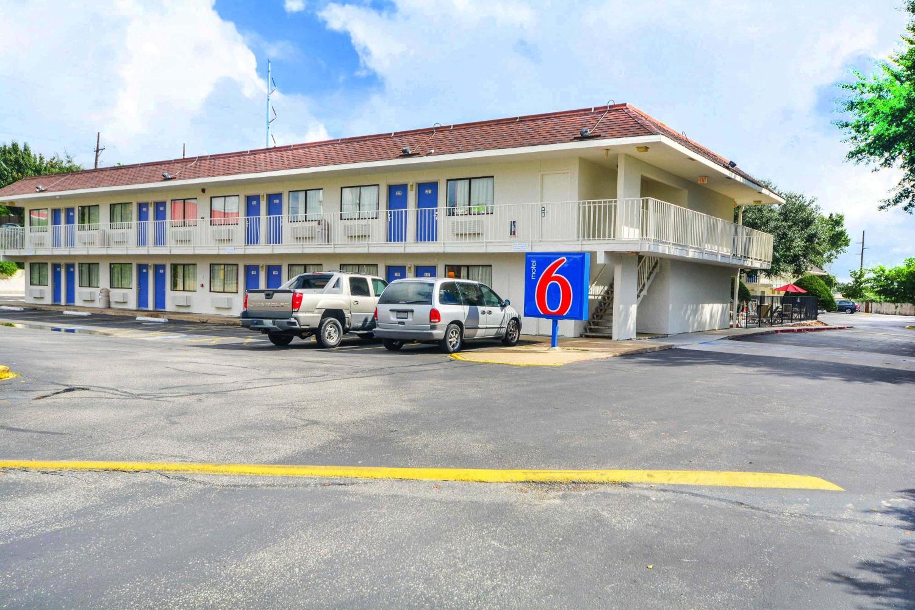 Huntsville Vacations - Motel 6-Huntsville, TX - Property Image 4