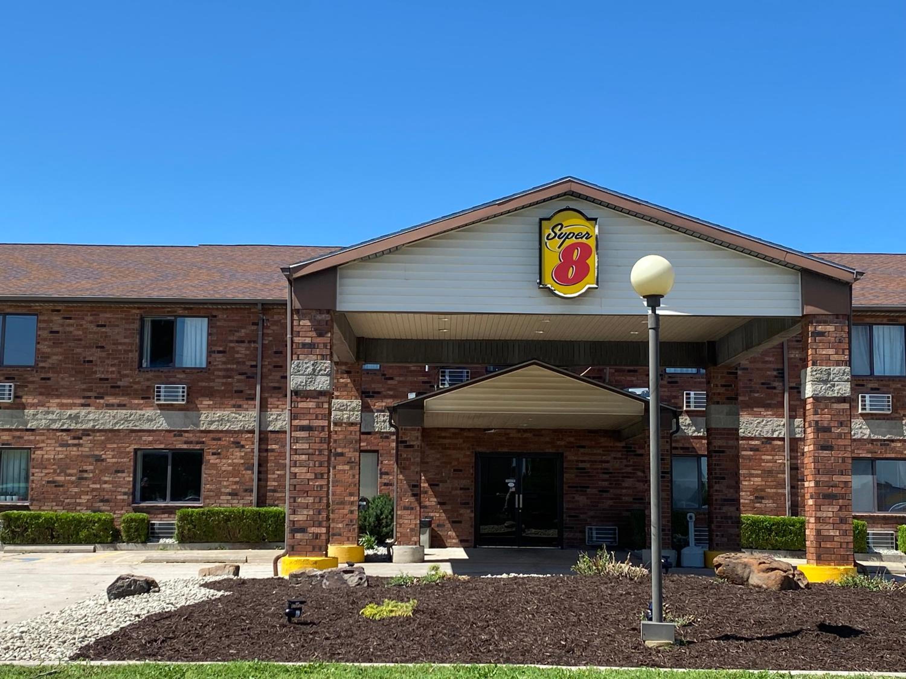 Hotel Super 8 by Wyndham Independence - Image 1