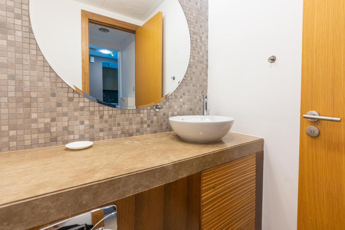 Vacay Lettings 1 BR -Edge of canal Marina view