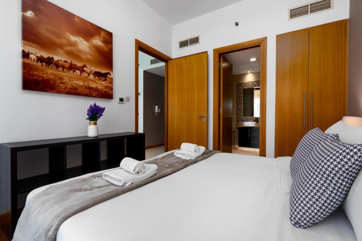 Vacay Lettings 1 BR -Edge of canal Marina view