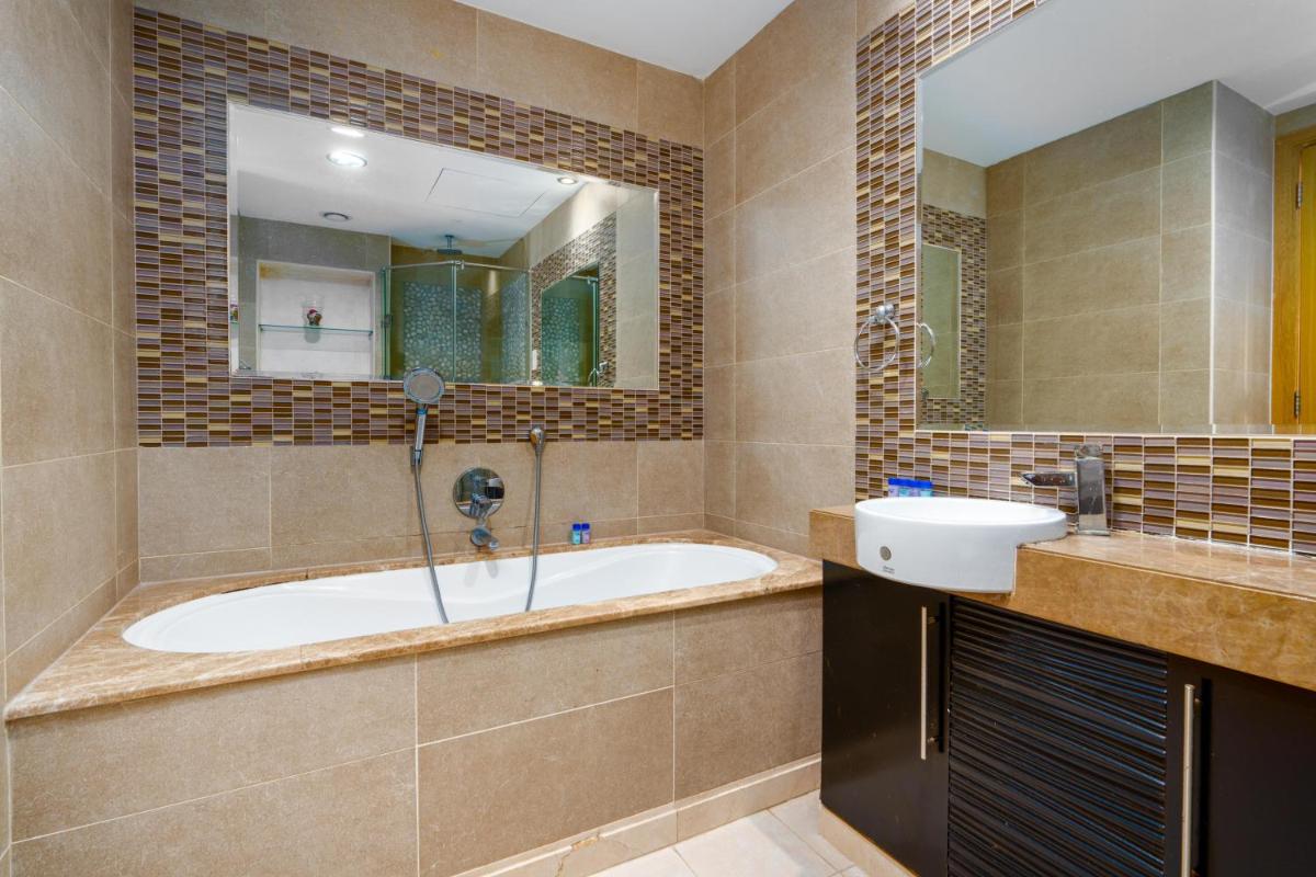 Vacay Lettings 1 BR -Edge of canal Marina view