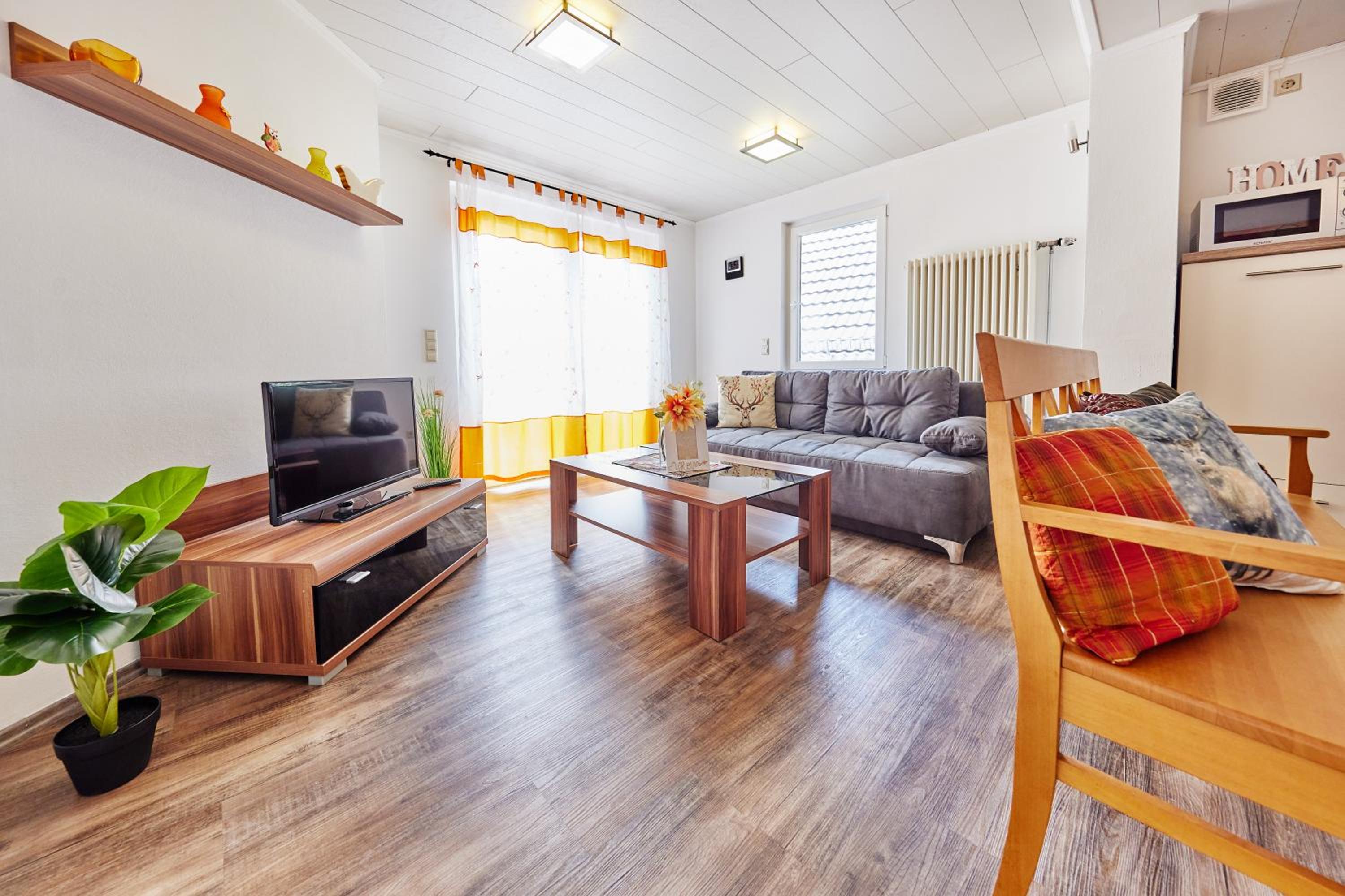 Ferienwohnung Urlaubsglück - Balkon und Parkplätze inklusive nur 5 Fahrminuten vom Europa-Park view 5