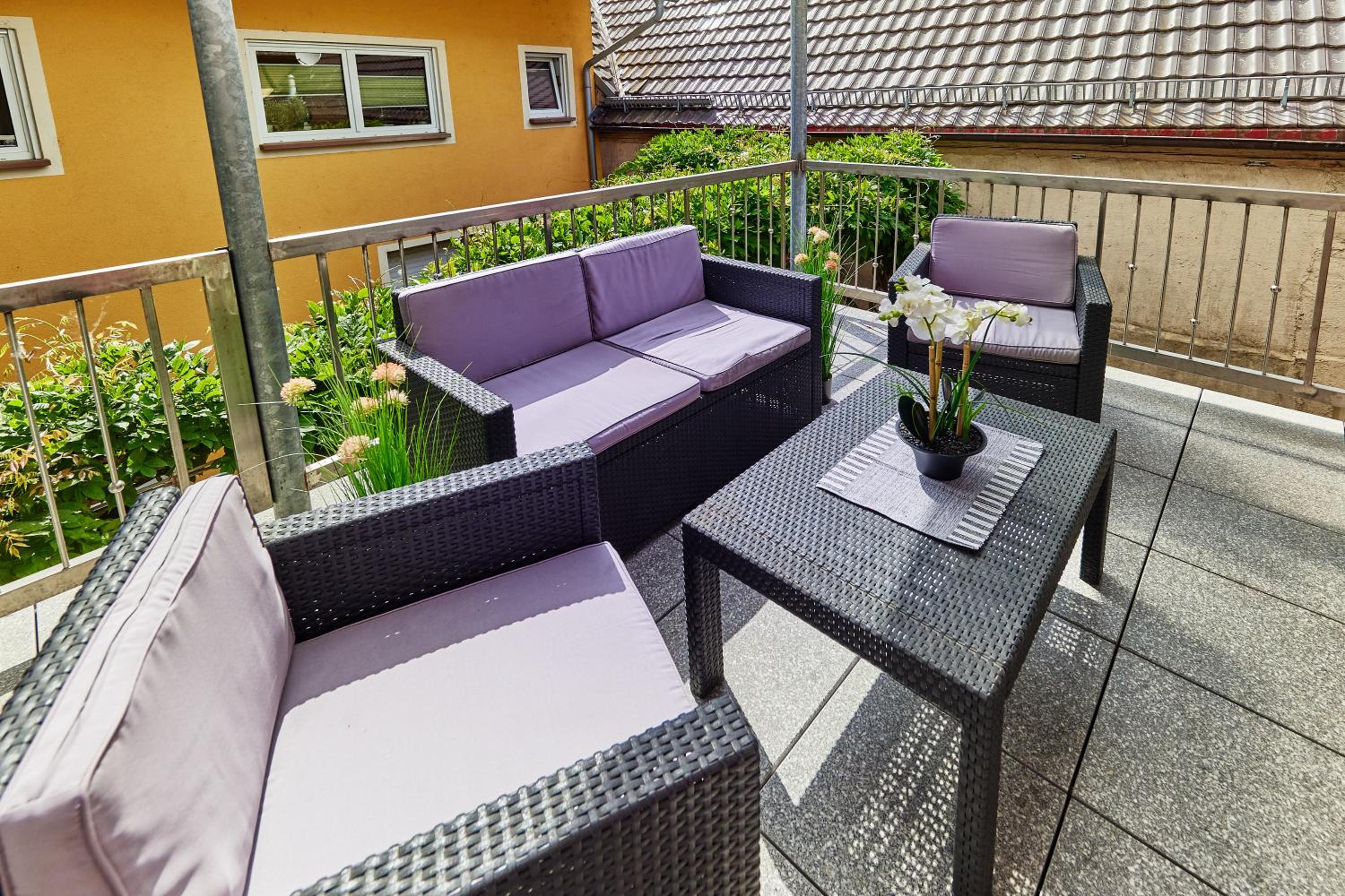 Ferienwohnung Urlaubsglück - Balkon und Parkplätze inklusive nur 5 Fahrminuten vom Europa-Park view 2