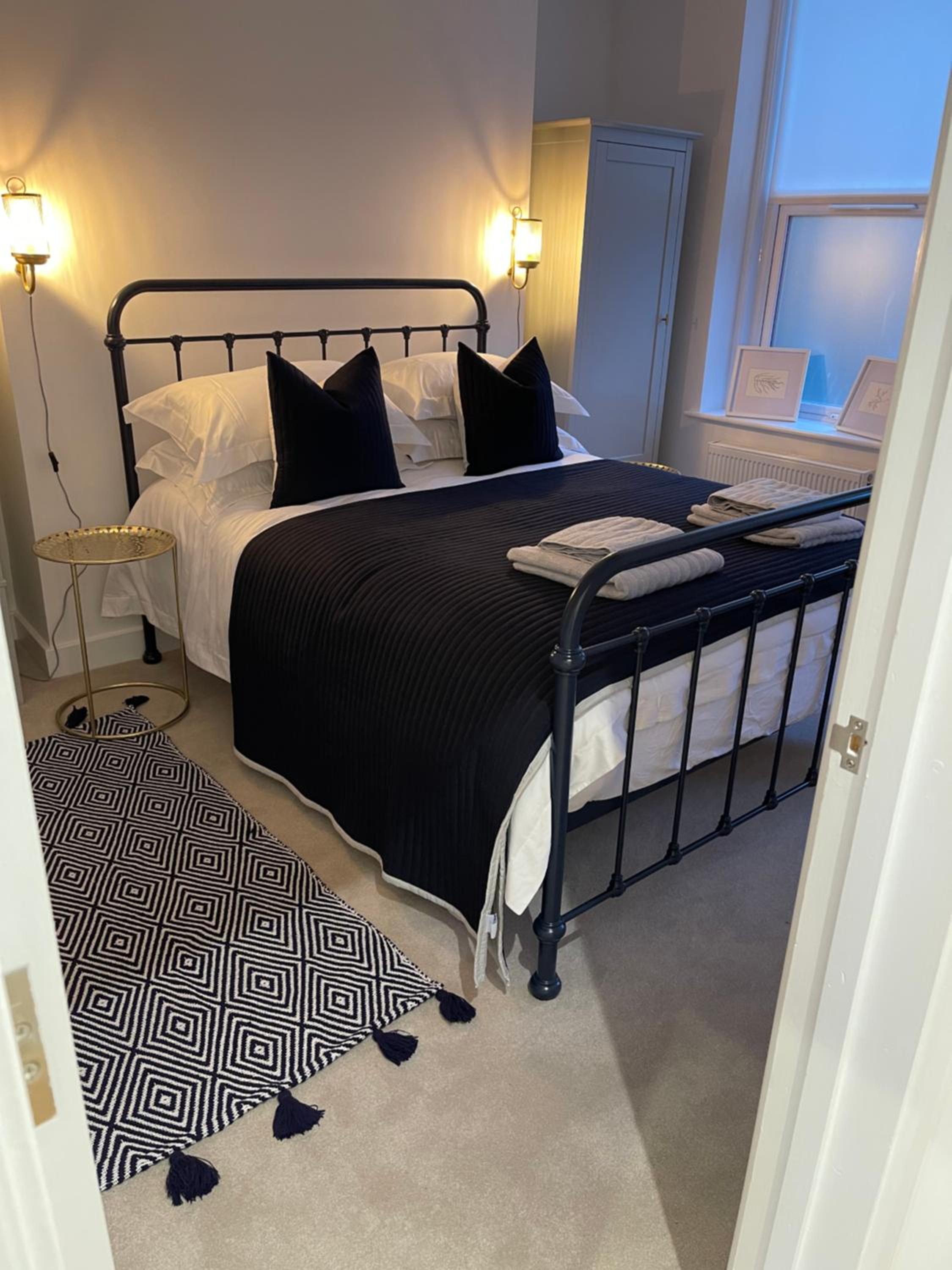 Seaview flat with balcony, spacious 2 bedroom view 5