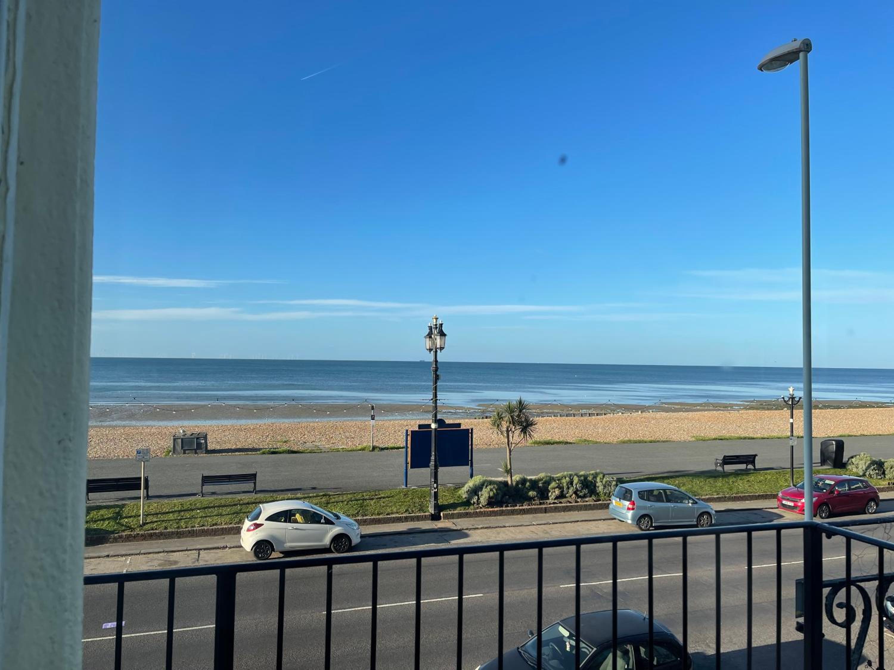 Seaview flat with balcony, spacious 2 bedroom view 4