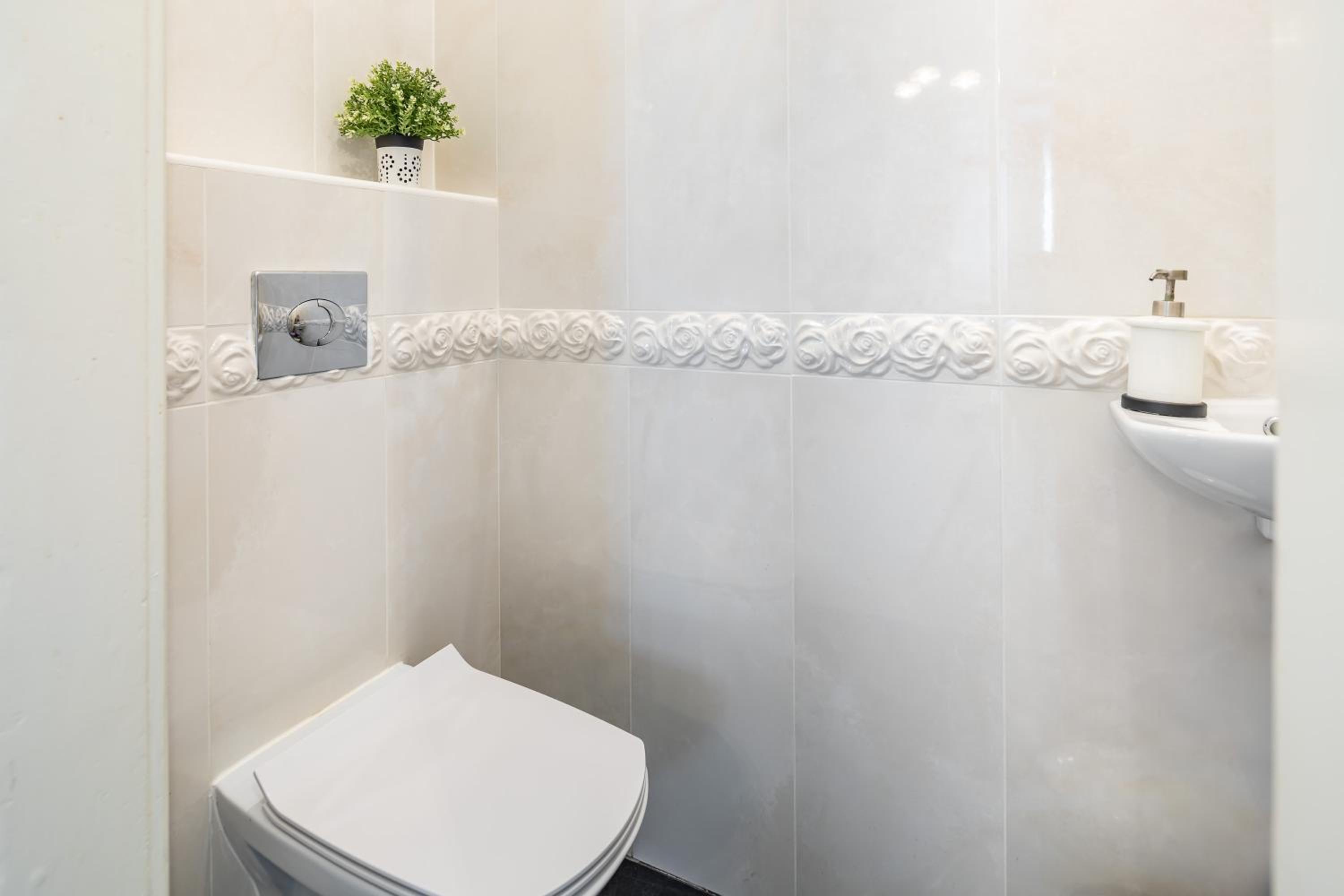 Luxurious Apartments At City Center view 5