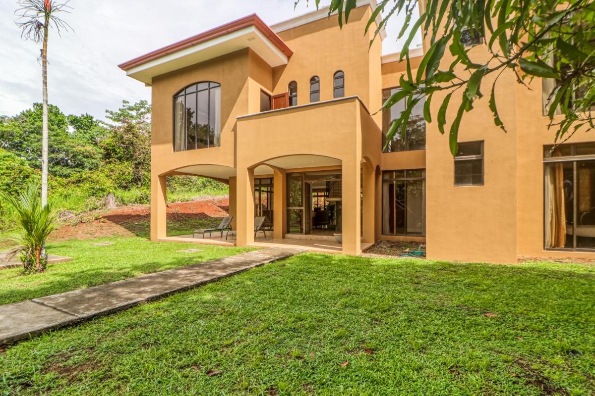 Esterillos Estates Coconut 38
