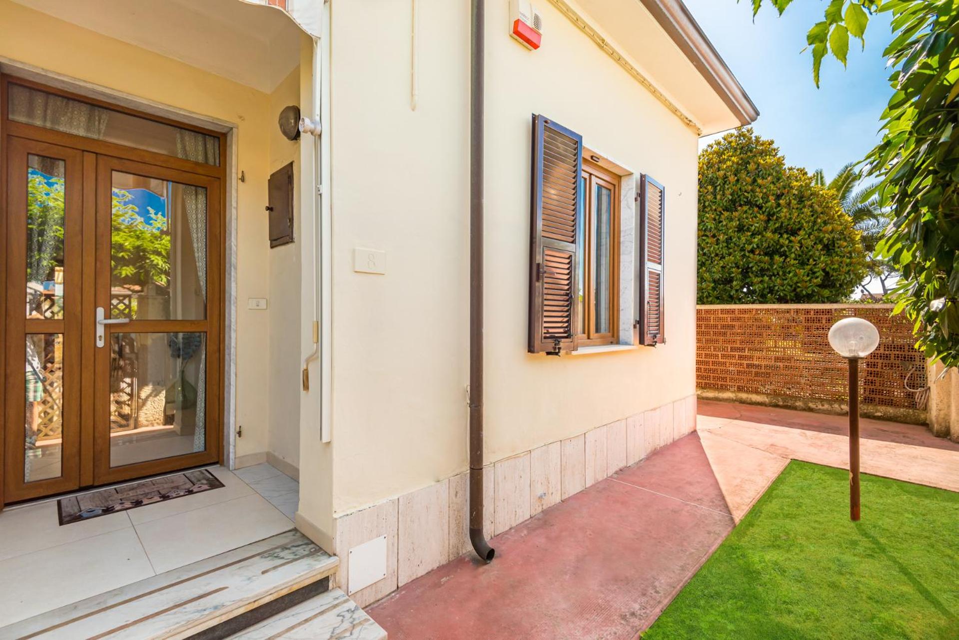Marina di Carrara - Free Parking & WiFi - 5 minutes by car from the beach view 2