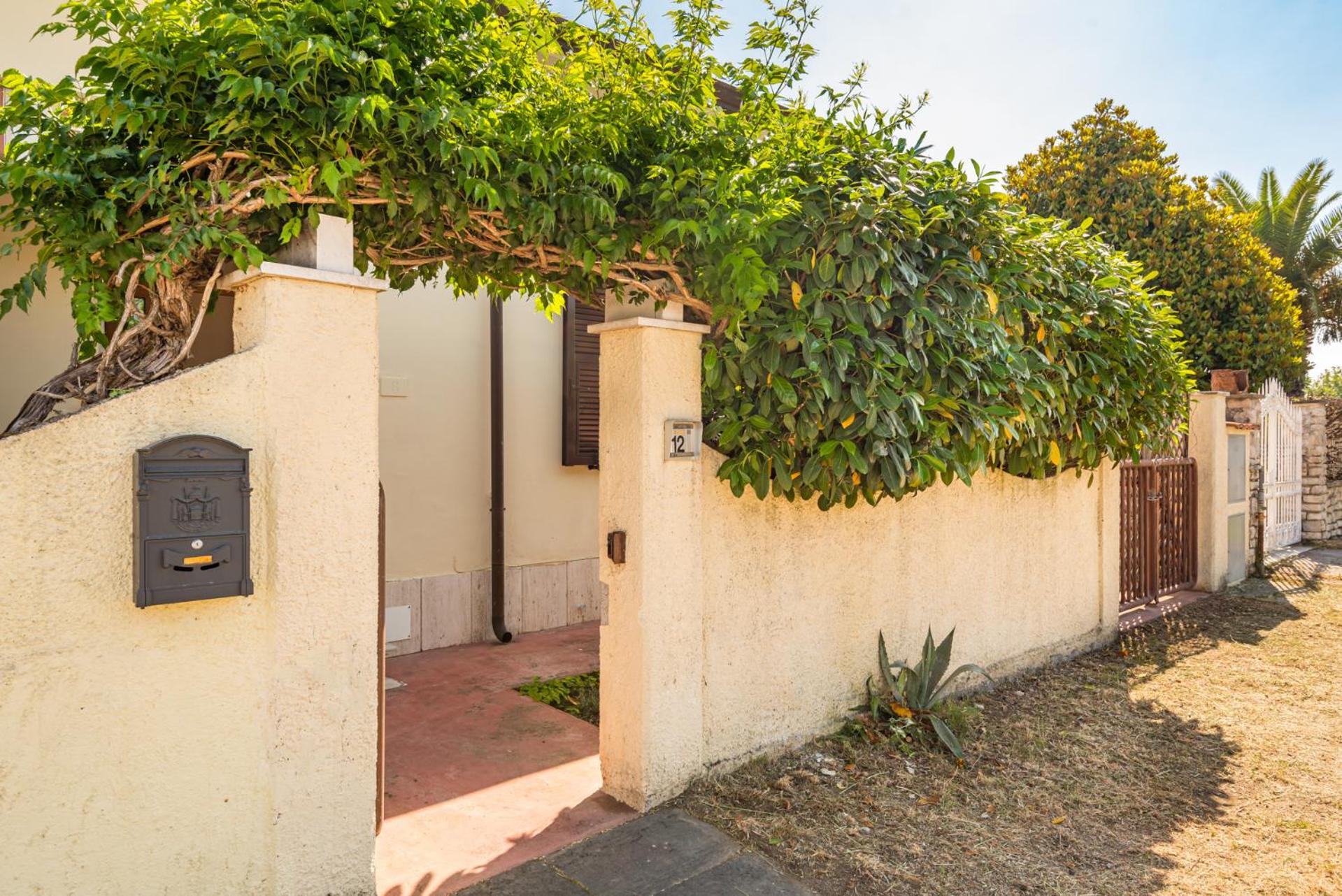 Marina di Carrara - Free Parking & WiFi - 5 minutes by car from the beach view 3