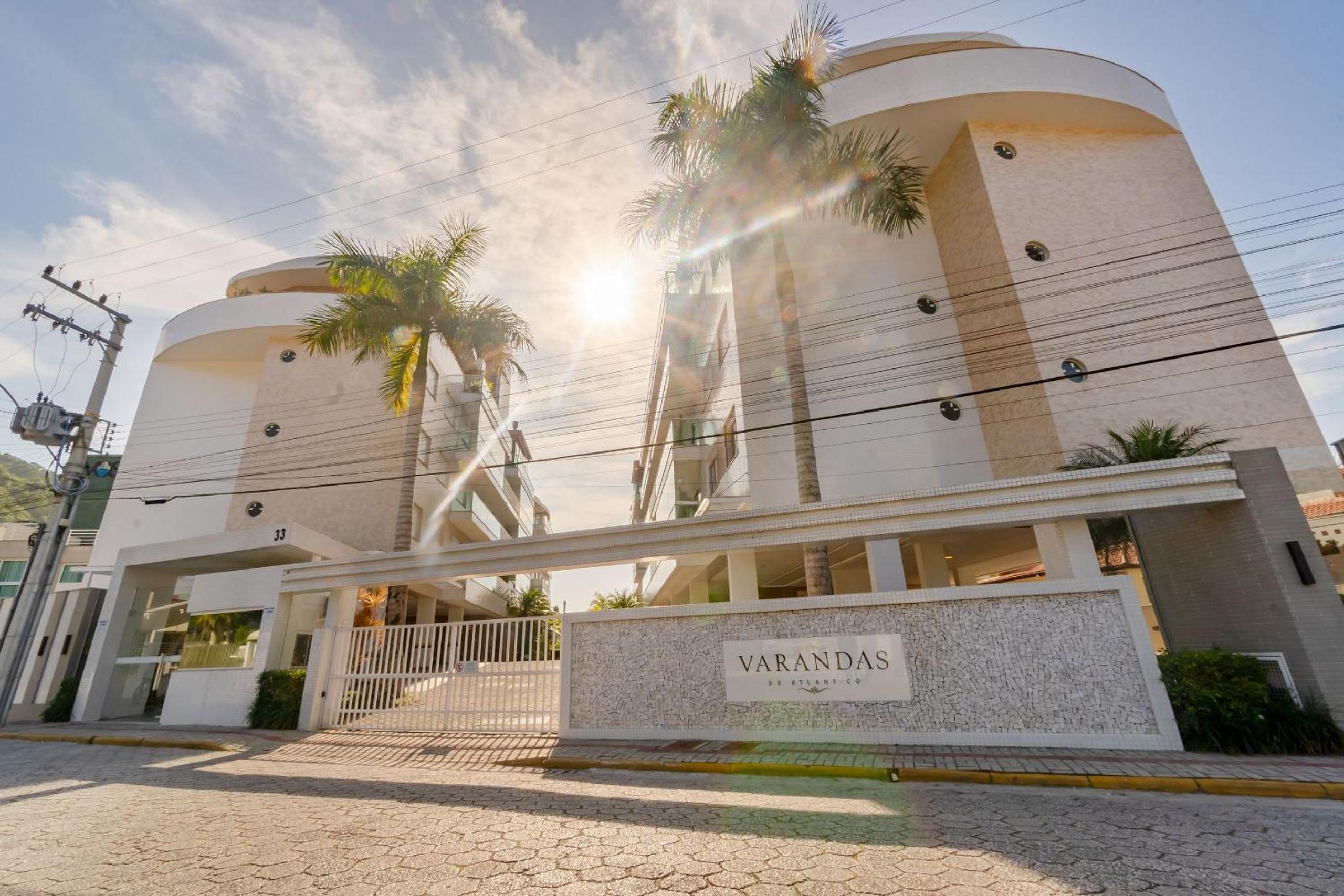 Varandas do Atlântico - Apartamento Impecável em Condomínio Pé na Areia