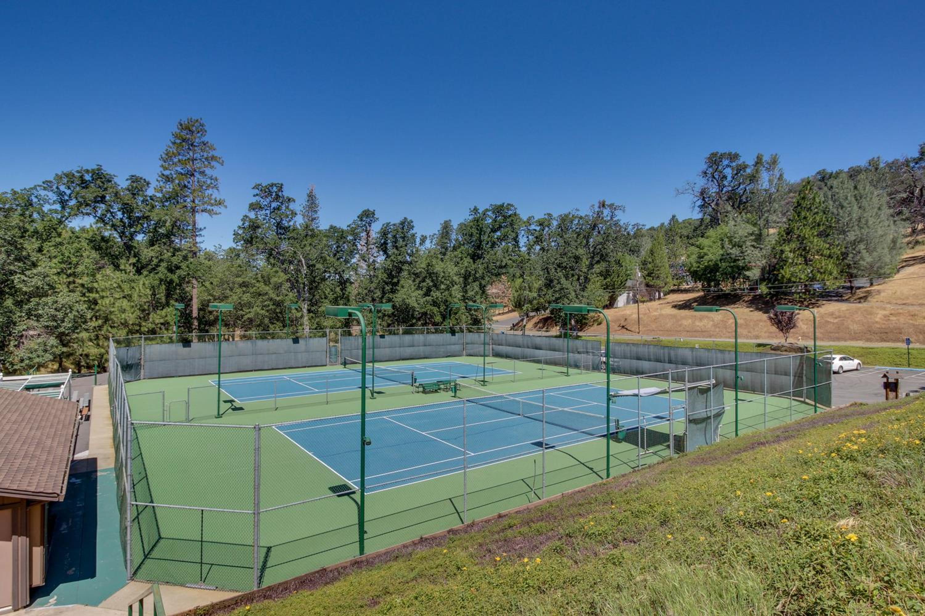 4BR Home Near Yosemite with Pool Table