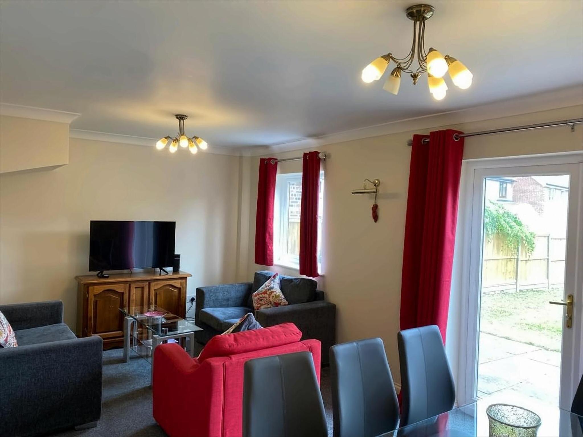 Exclusive Homely Cambridge 4 bed house with free parking, big garden and sleeps 10