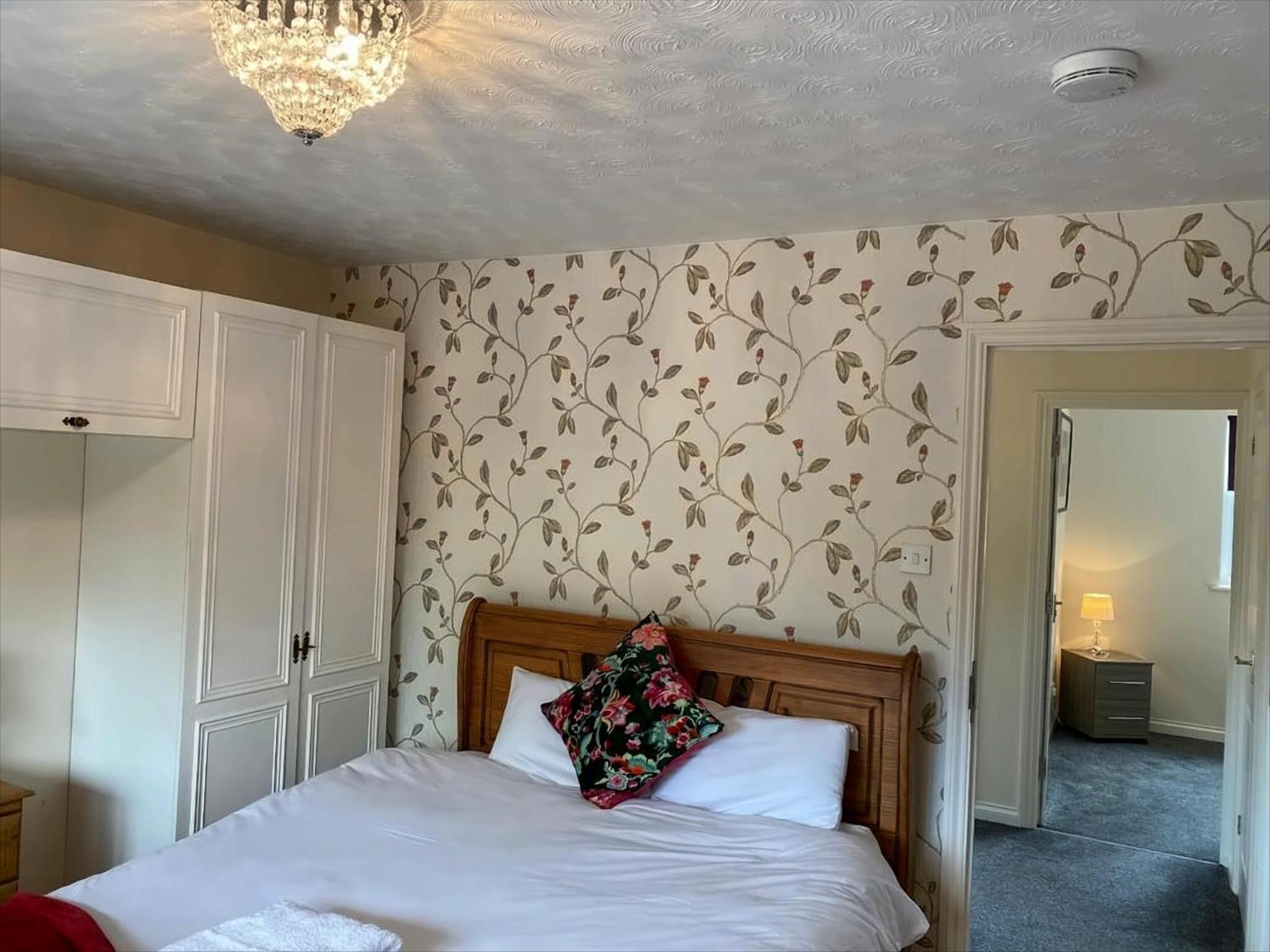 Exclusive Homely Cambridge 4 bed house with free parking, big garden and sleeps 10