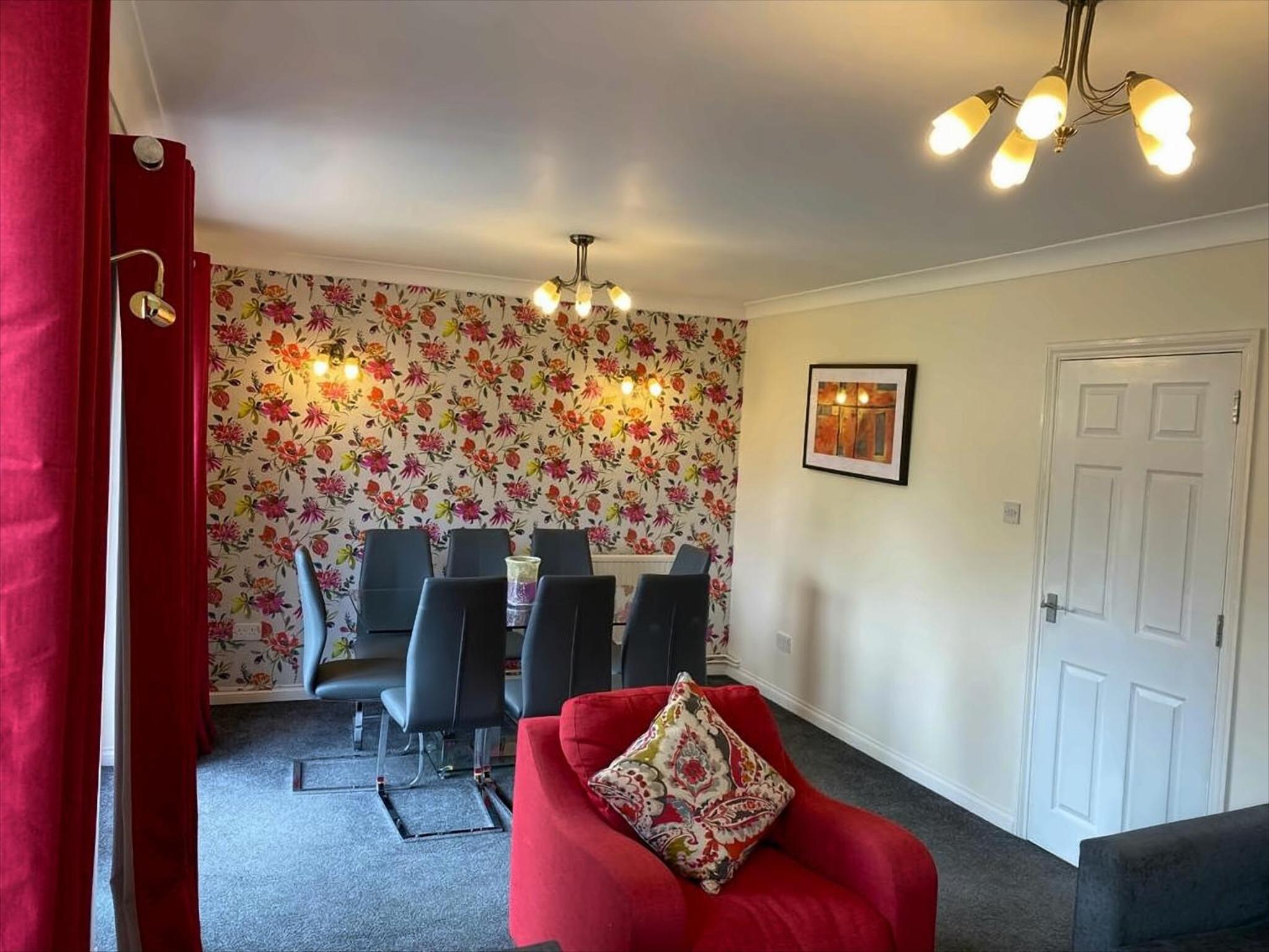 Exclusive Homely Cambridge 4 bed house with free parking, big garden and sleeps 10