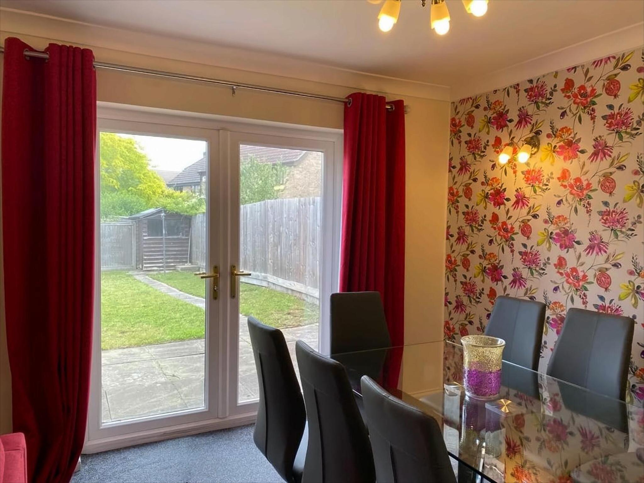 Exclusive Homely Cambridge 4 bed house with free parking, big garden and sleeps 10