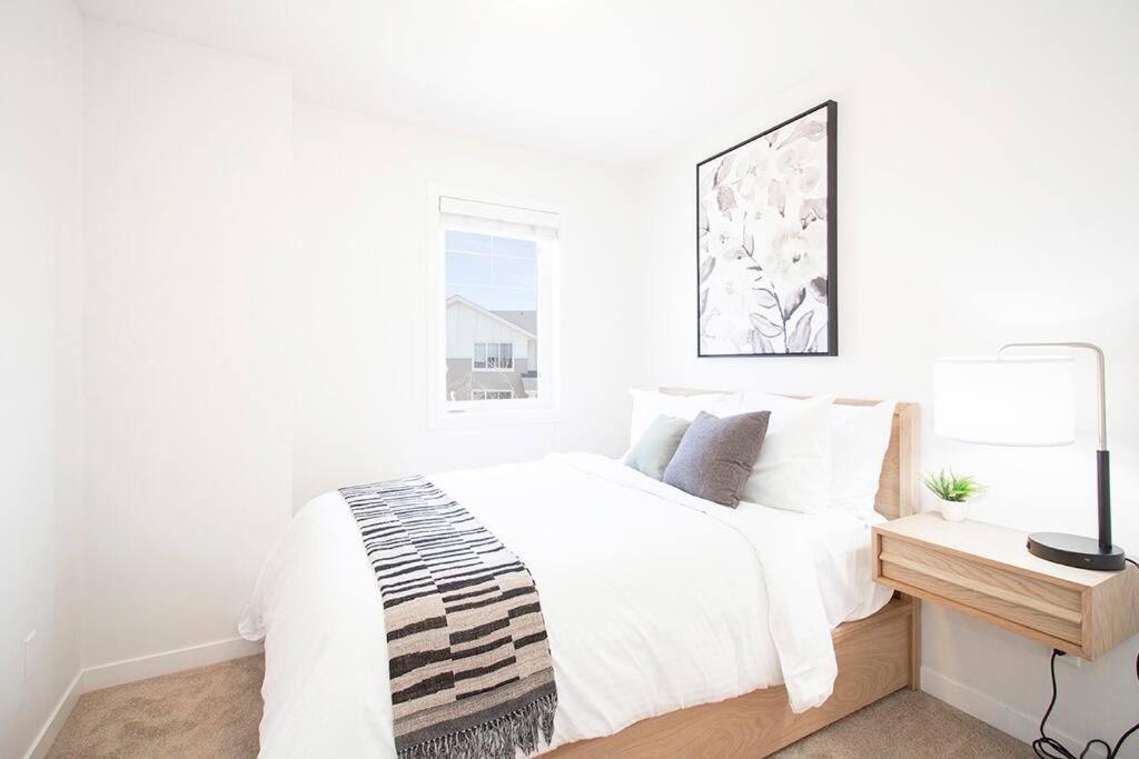 Luxurious 3 bedroom townhouse Free parking and Wifi view 3