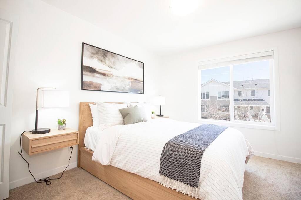 Luxurious 3 bedroom townhouse Free parking and Wifi view 4