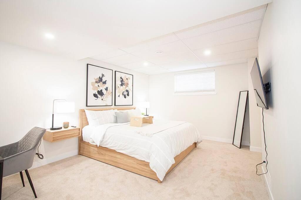 Luxurious 3 bedroom townhouse Free parking and Wifi view 5