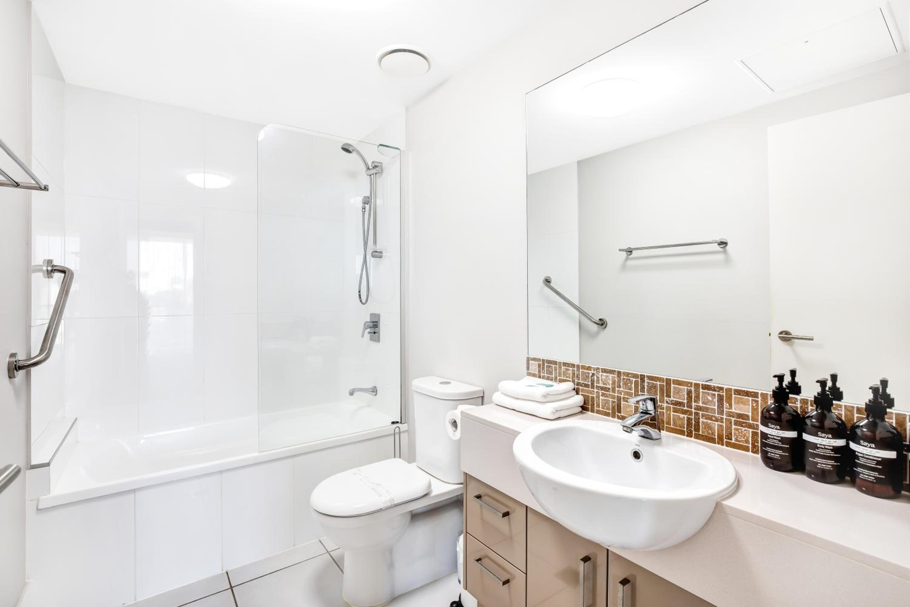 Caloundra Vacations - Central Kings Beach 2 BR APT w Pool and Spa access - Property Image 12