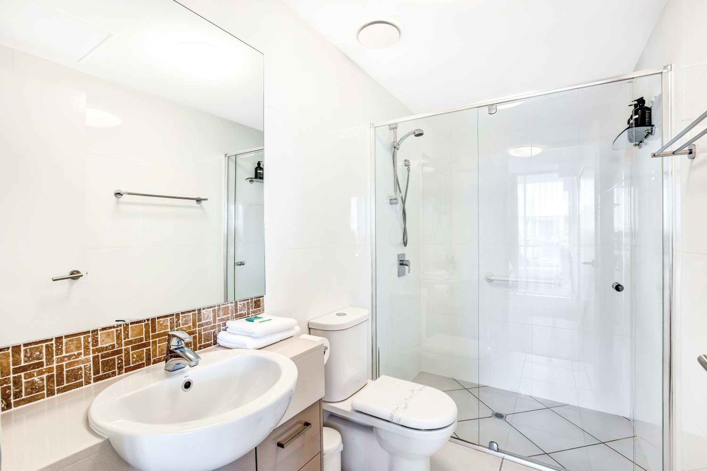 Caloundra Vacations - Central Kings Beach 2 BR APT w Pool and Spa access - Property Image 14