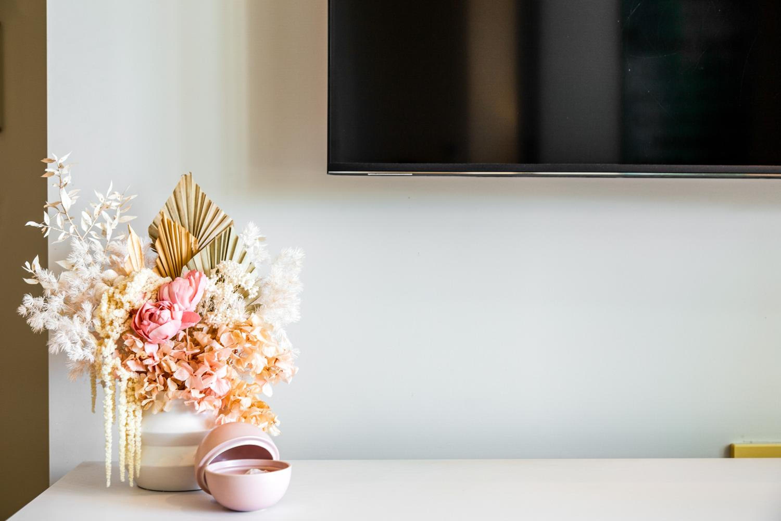 Caloundra Vacations - Central Kings Beach 2 BR APT w Pool and Spa access - Property Image 2