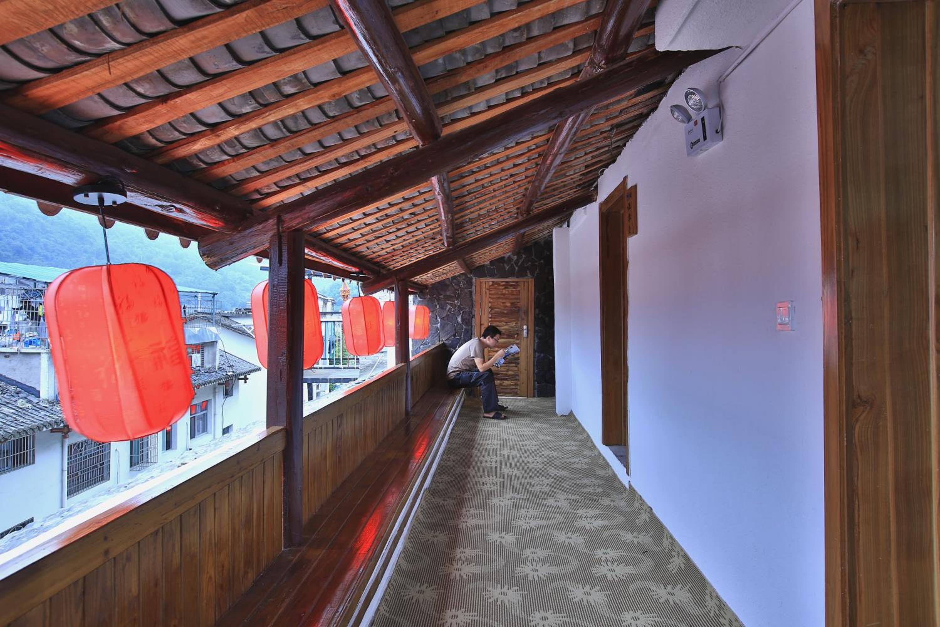 Destination Youth Hostel-Walk 5 minutes to east entrance of national park,Coffee,Book tickets,Laundry service,Experienced tour guide service