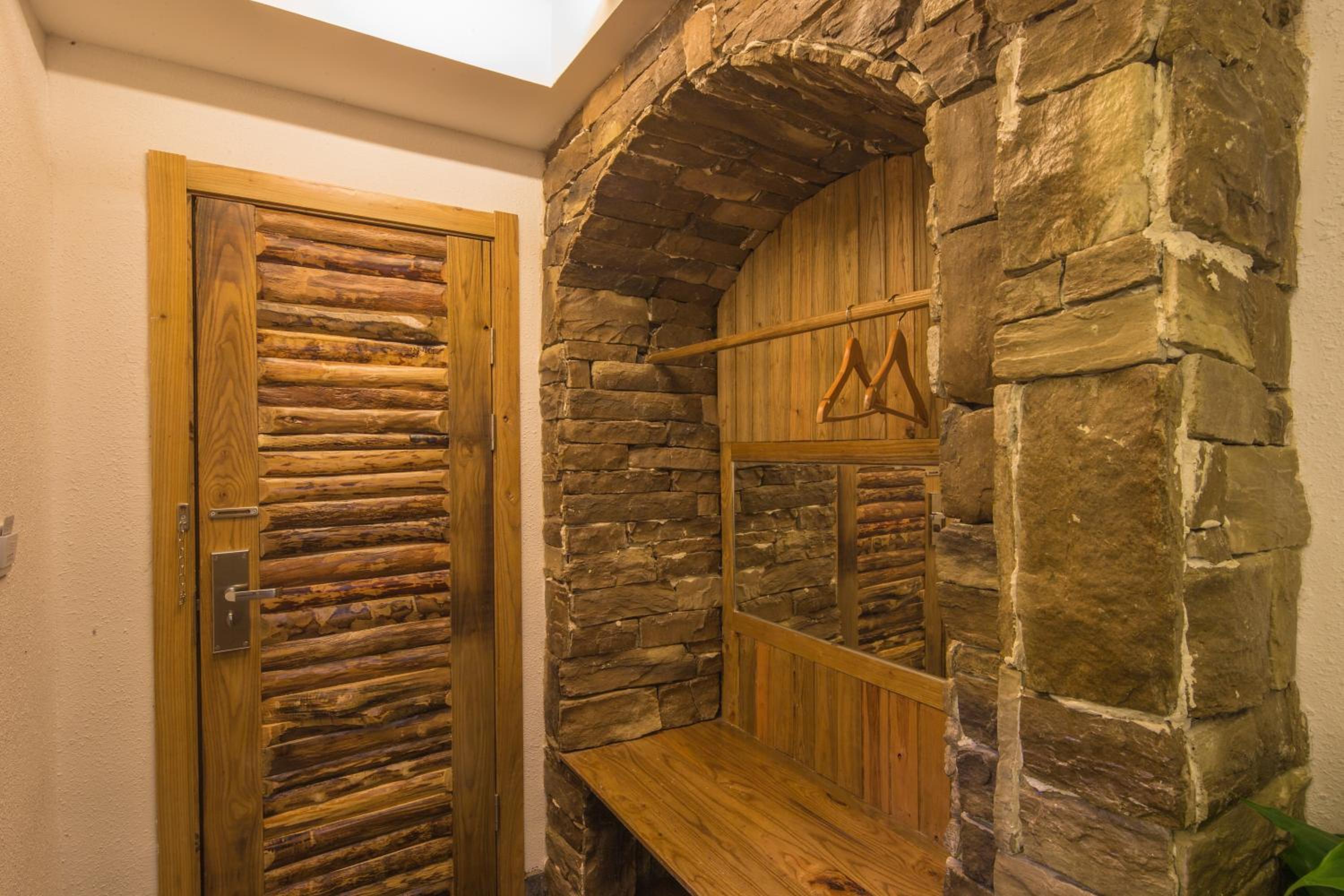 Destination Youth Hostel-Walk 5 minutes to east entrance of national park,Coffee,Book tickets,Laundry service,Experienced tour guide service