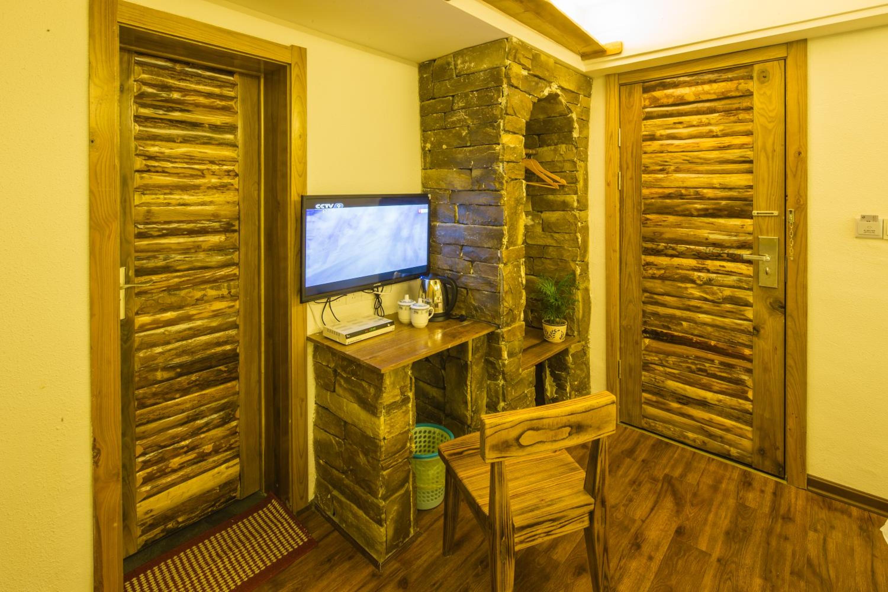 Destination Youth Hostel-Walk 5 minutes to east entrance of national park,Coffee,Book tickets,Laundry service,Experienced tour guide service