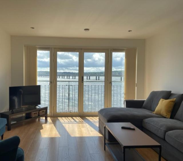 Lux Waterfront 2 bed Apt w free parking & river views, City Centre 15 min walk