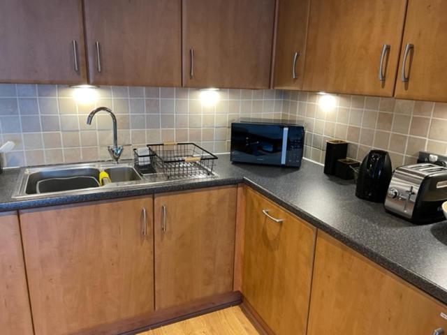 Lux Waterfront 2 bed Apt w free parking & river views, City Centre 15 min walk