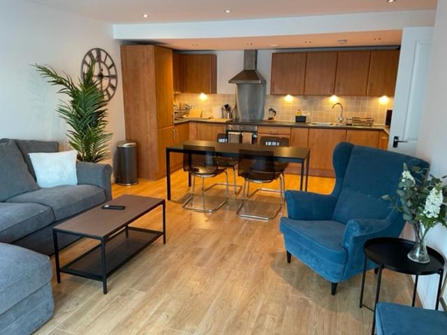 Lux Waterfront 2 bed Apt w free parking & river views, City Centre 15 min walk