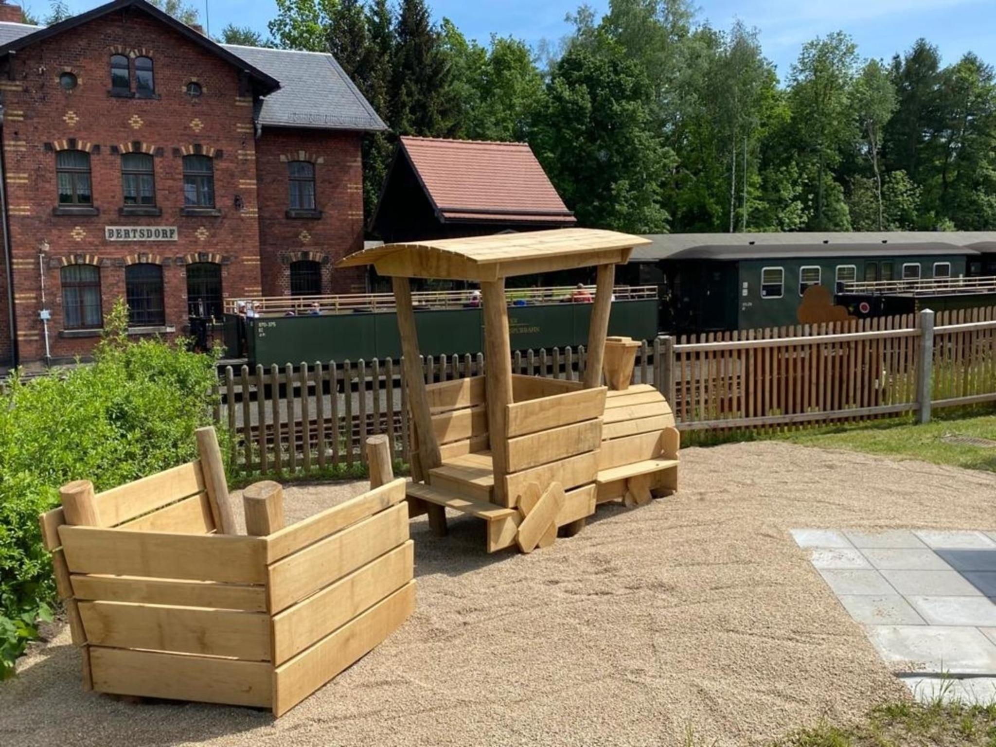 Ferienhaus Bimmelbahn 2 - Familienferienhaus 100 m am Dampflokbahnhof Sauna Trampolin Spielezimmer