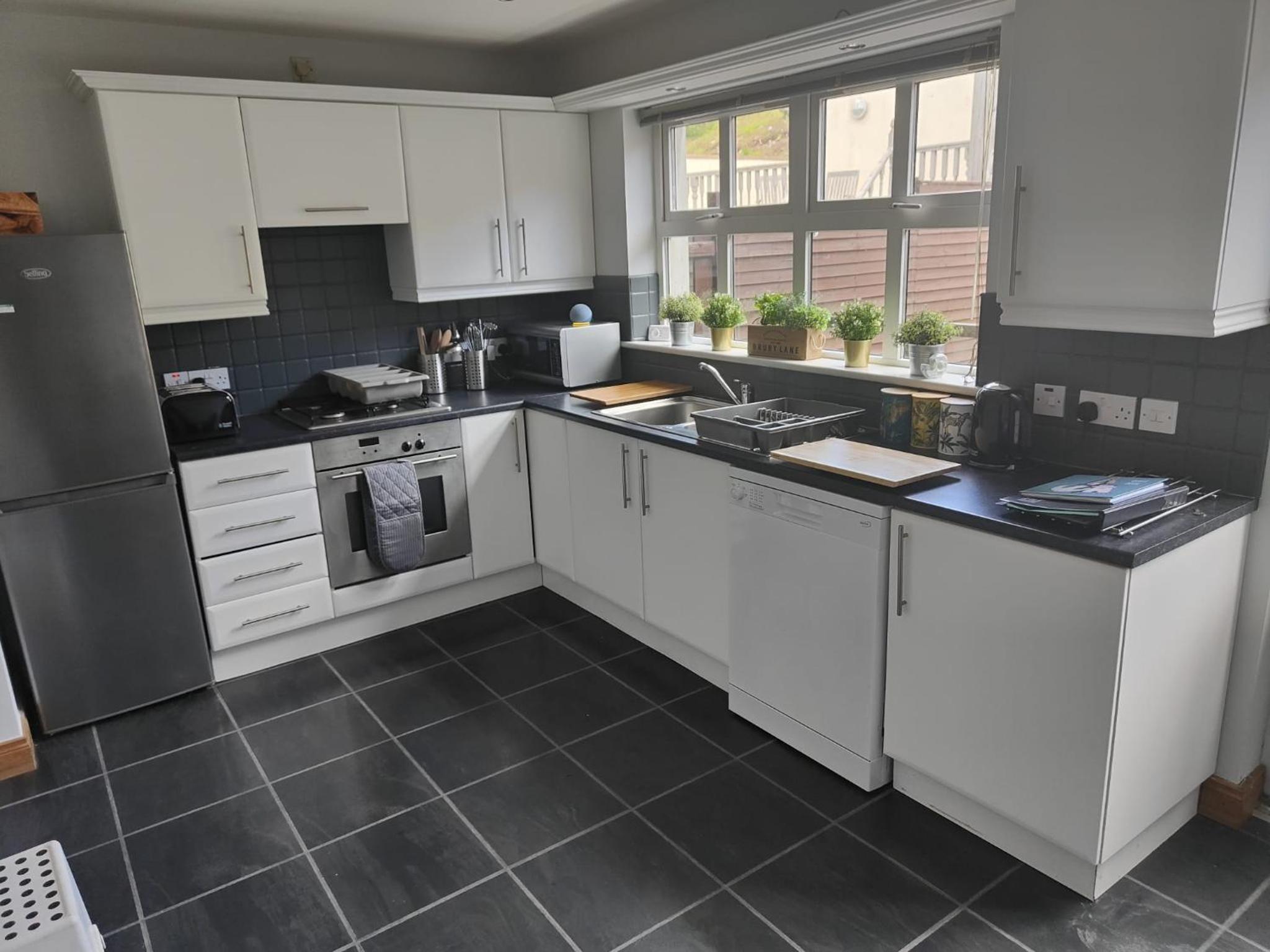 Castleview Large 3 Bedroom Family House - Glenarm view 3