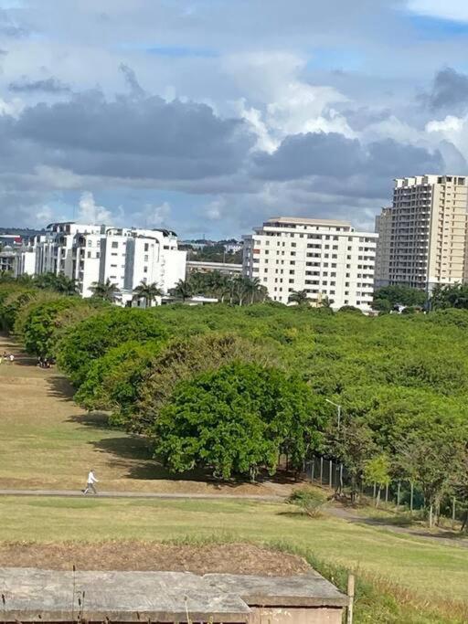 Stylish & Luxury 2-bed parkside apart with pool view 5