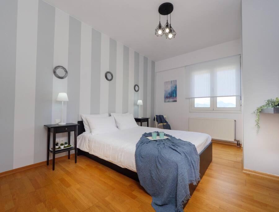 GPK Bright & Stylish 4BR - Central with Free Parking photo 2