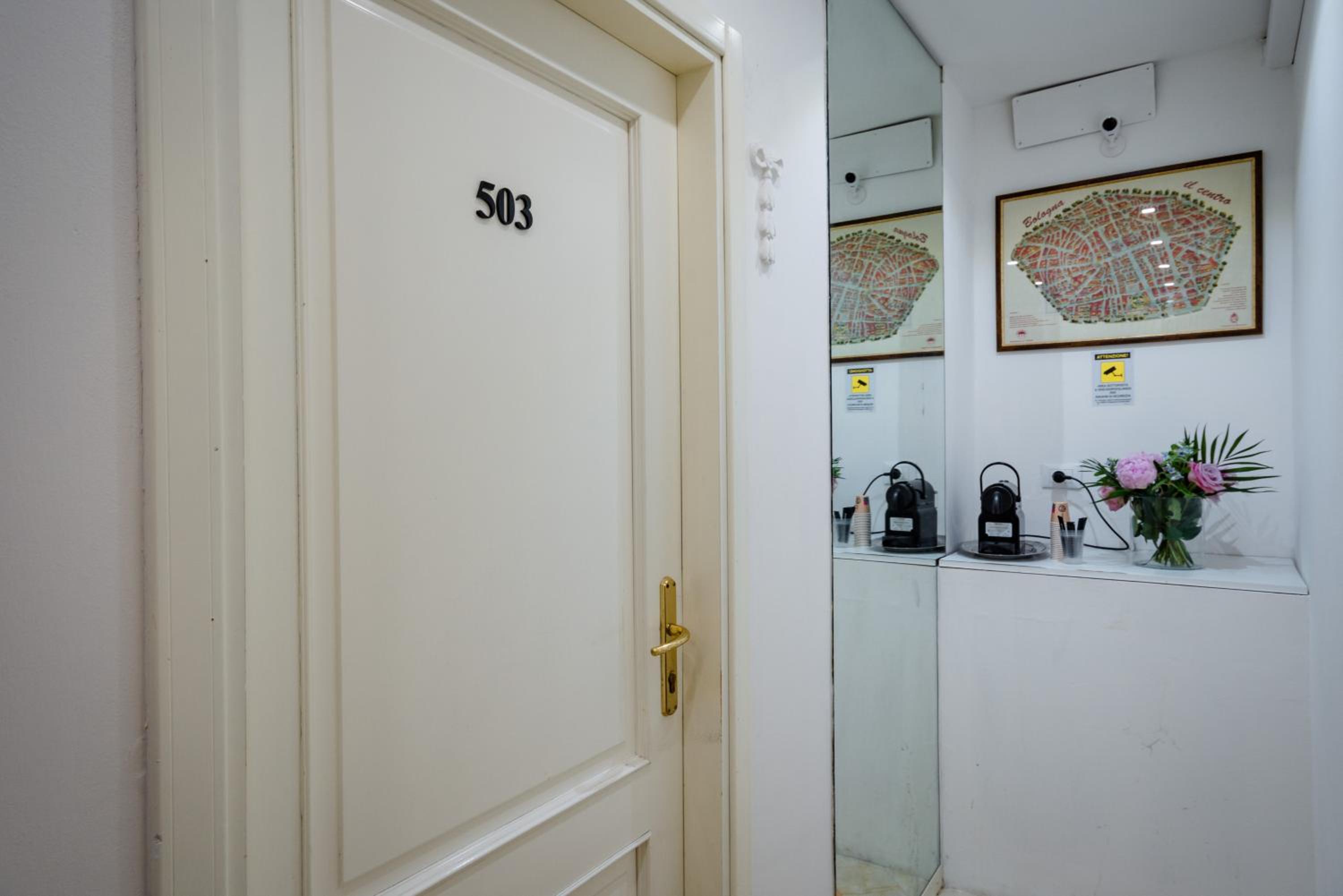 Residenza Due Torri check in presso HOTEL CENTRALE Vicolo Cattani 7 view 3