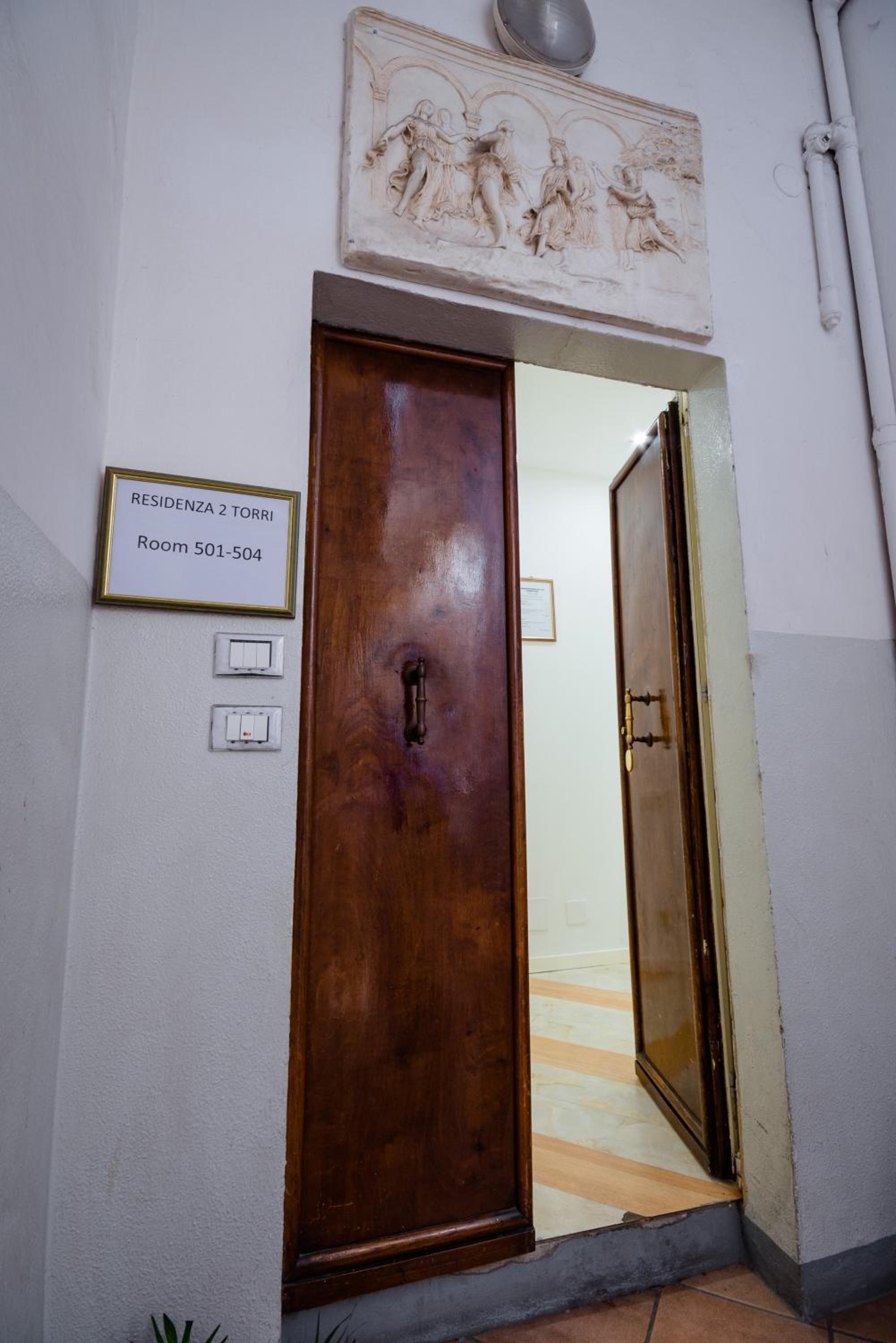 Residenza Due Torri check in presso HOTEL CENTRALE Vicolo Cattani 7 view 5
