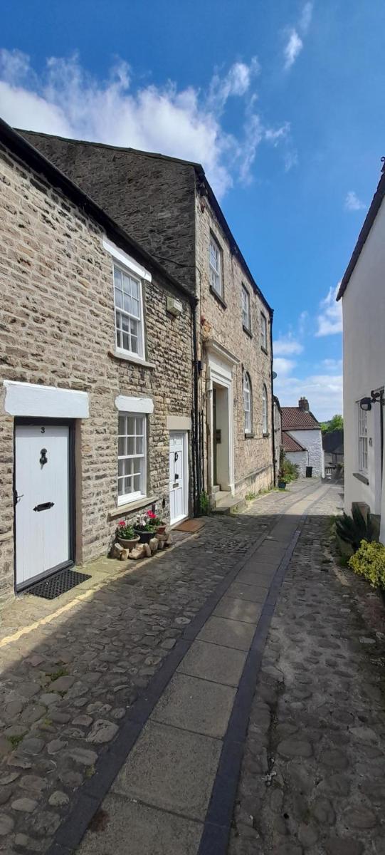 16th Century 1 Bedroom Cottage (adjacent 10th Century Richmond Castle) view 3