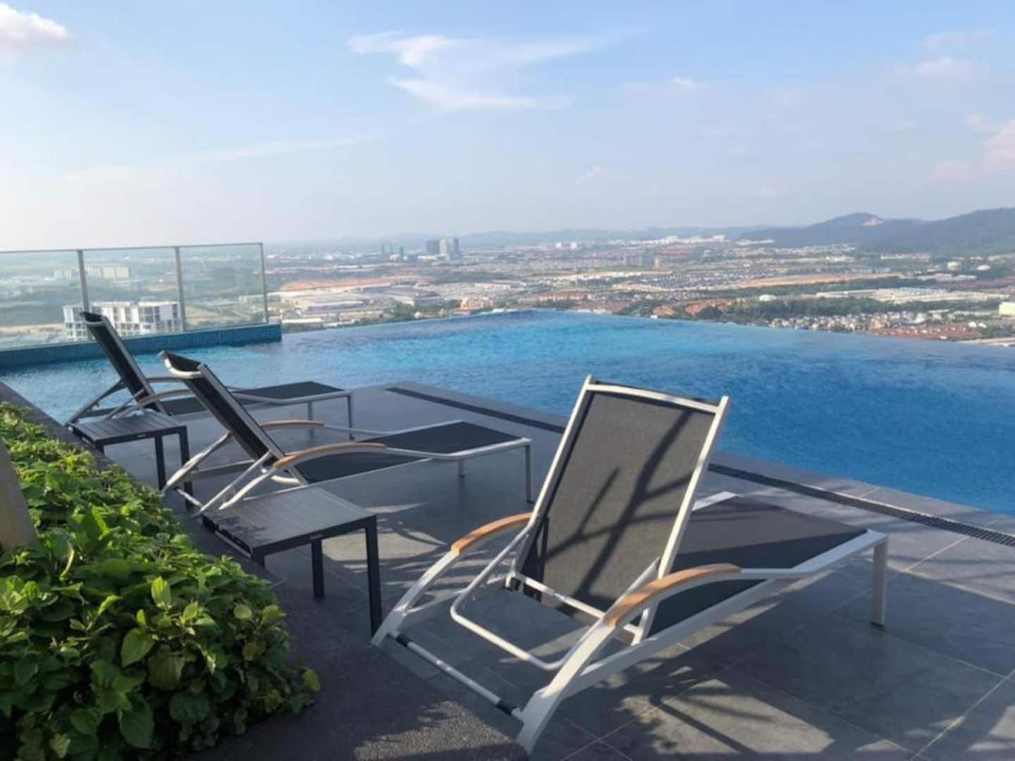 Sky pool 4 star hotel grade stay in i-City photo 3