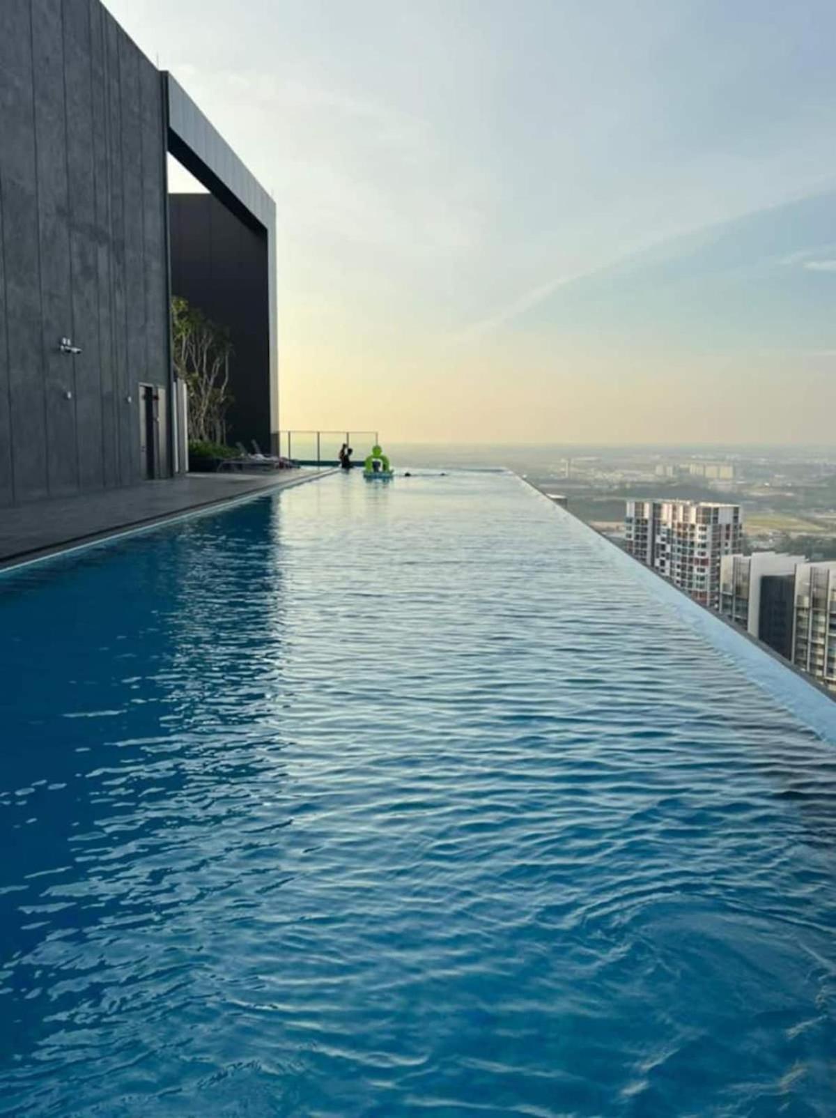 Sky pool 4 star hotel grade stay in i-City photo 8