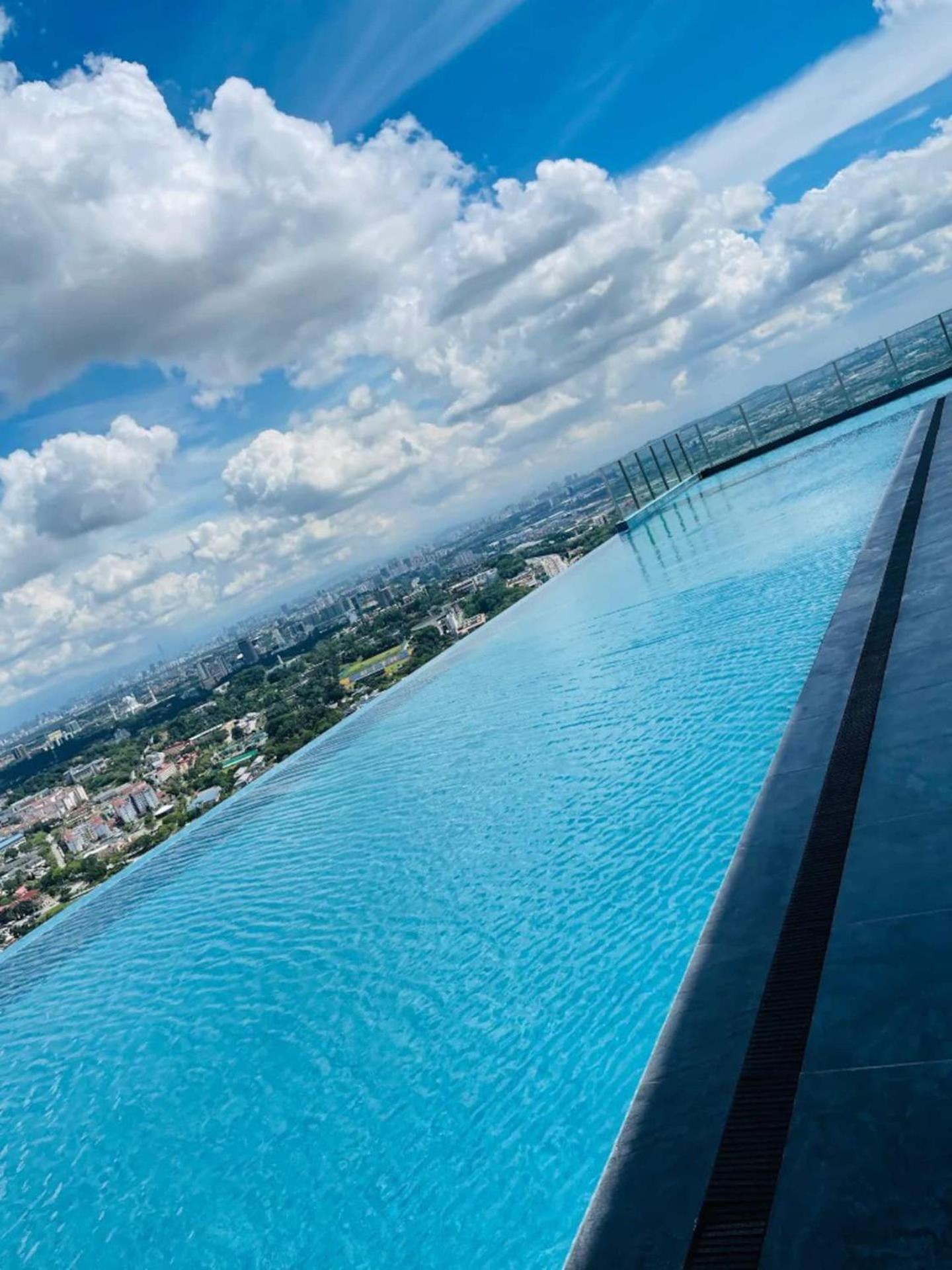 Sky pool 4 star hotel grade stay in i-City photo 2