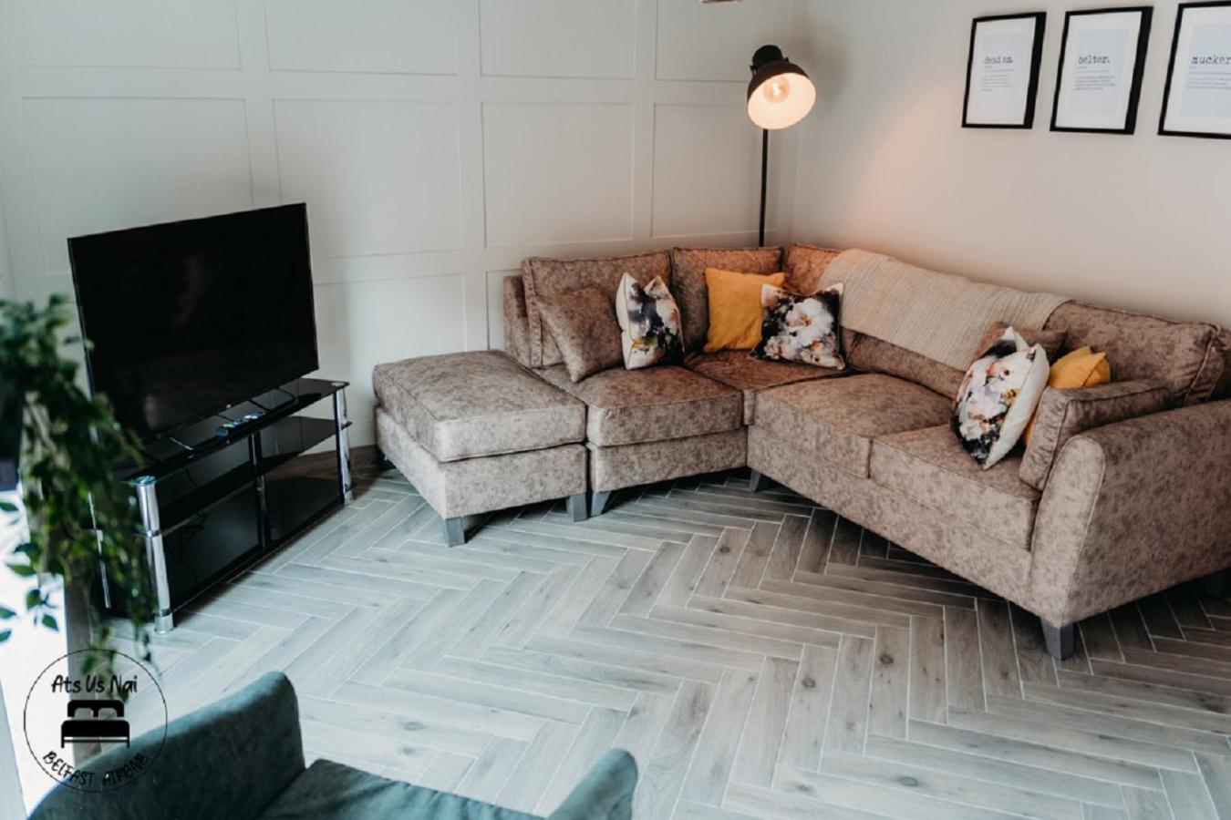 Stylish Belfast City Centre 2 Bedroom Apt Free Parking view 2