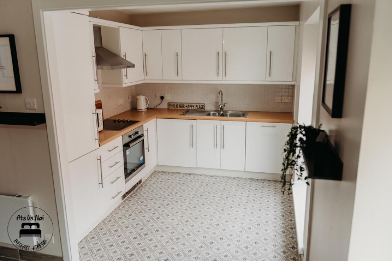 Stylish Belfast City Centre 2 Bedroom Apt Free Parking view 5